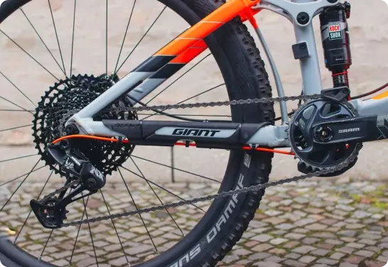 Bicicletta davanti a uno sfondo neutro