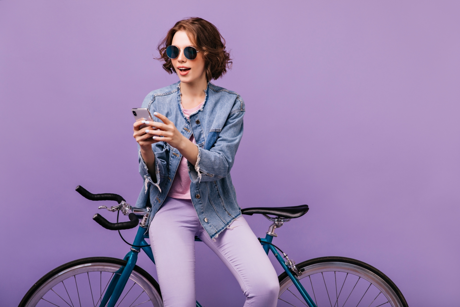Persona con bici su sfondo viola