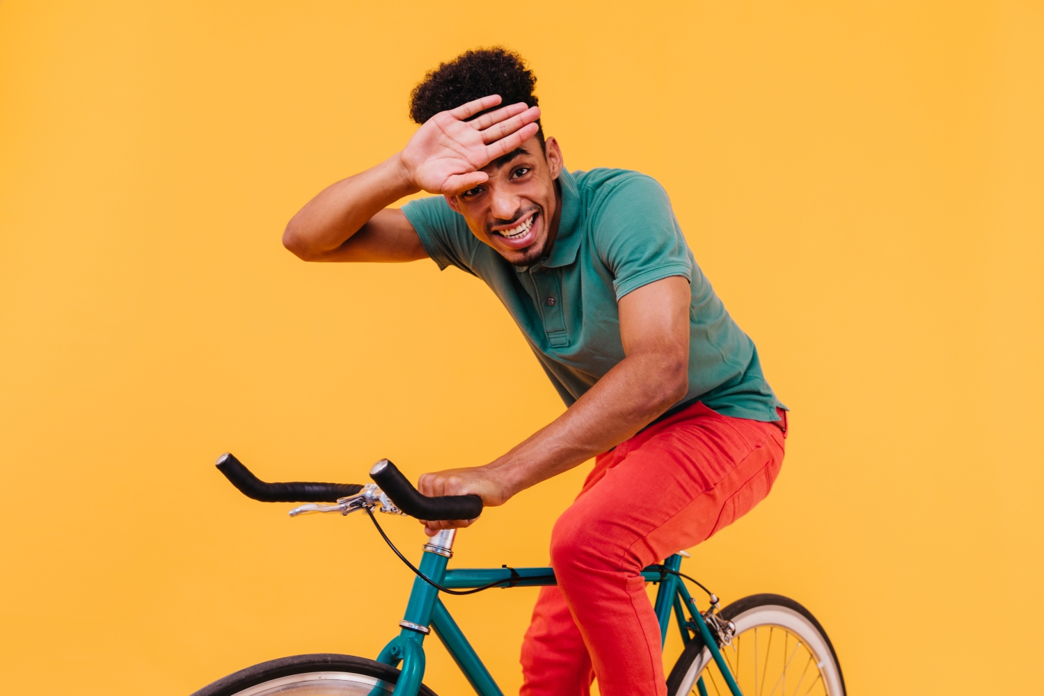 Persona in bici su sfondo giallo