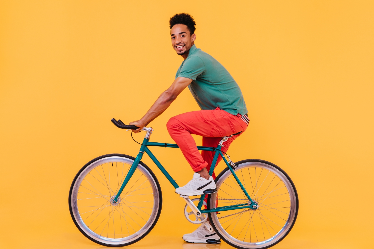 Persona in bici su sfondo giallo